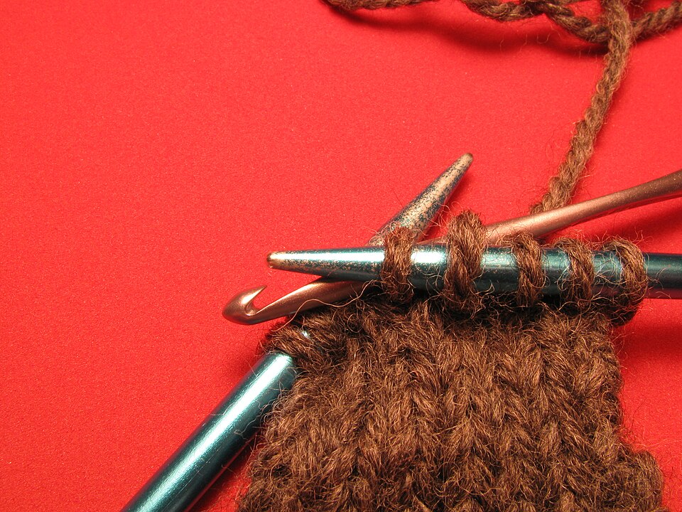 File:Knitting dropped stitch 6.jpg
