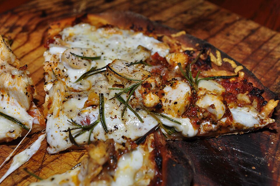 File:Pizza with roast chicken.jpg