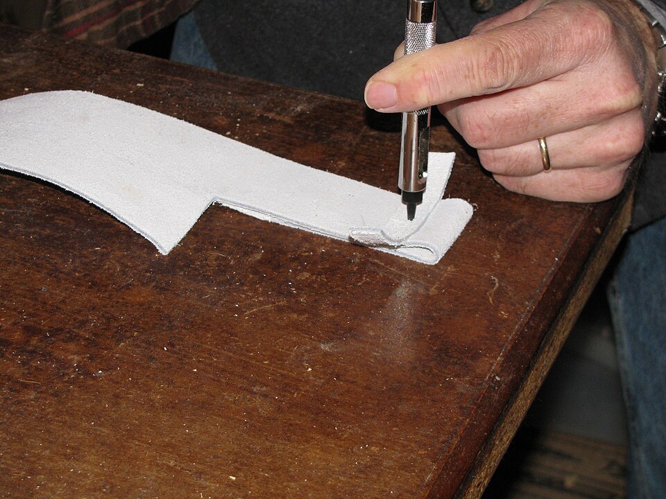 File:Making a knife sheath 03.jpg
